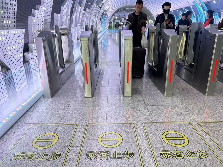 上海地铁试点"闸机常开门"首日:部分乘客有些不适应,跑步强闯会被拦