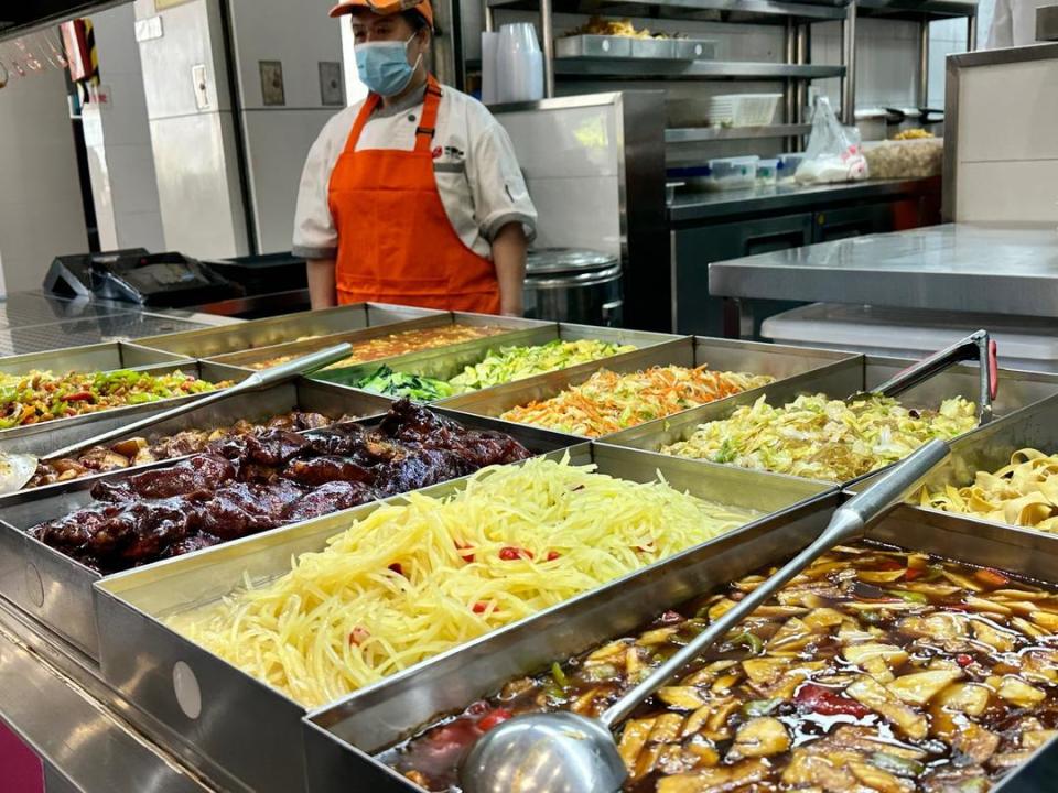 5月29日10时30分许,青岛大学仁园食堂里,热气腾腾的各色炒菜已经出锅