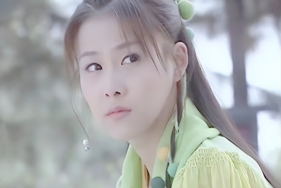 贾青在新版《八仙过海》里面饰演的艳彩,又年轻又灵动,一颦一笑都能够