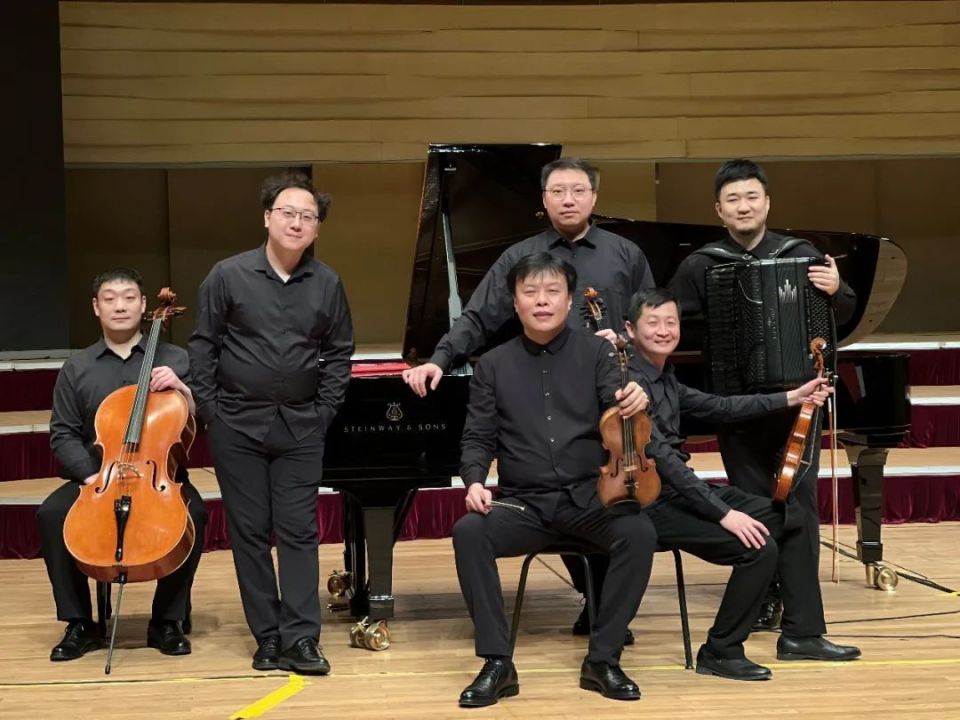 13》与德沃夏克《d小调管乐小夜曲,op.