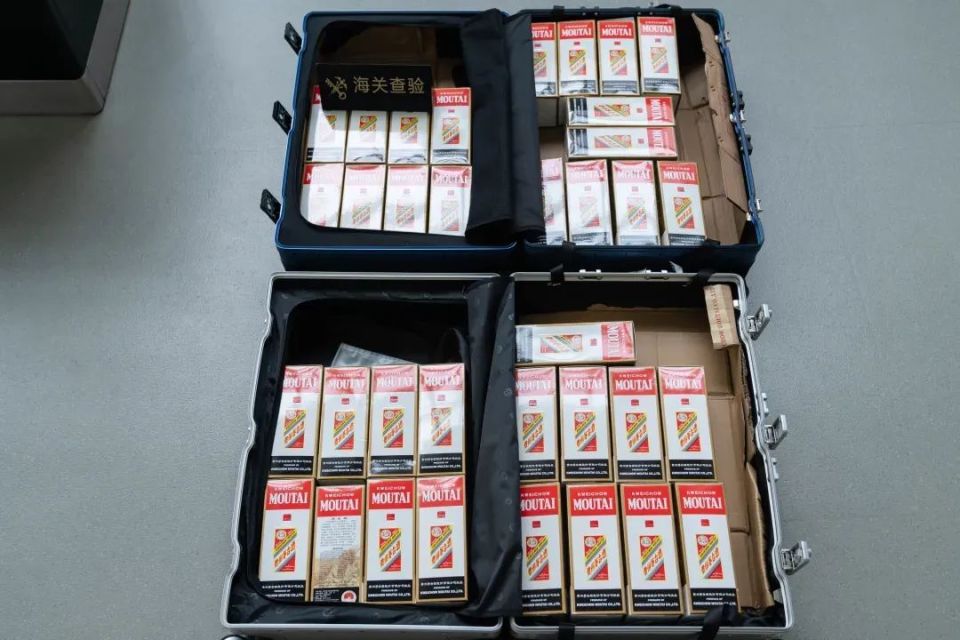 南通海关查获一批超量携带的白酒海关提醒:烟酒制品属于国家限制进境