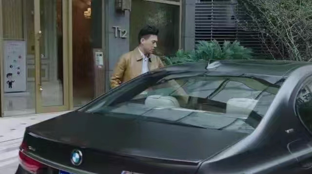 曝光率最高,让人印象最深的就是宝马,都市职场人不可缺少的身份装点
