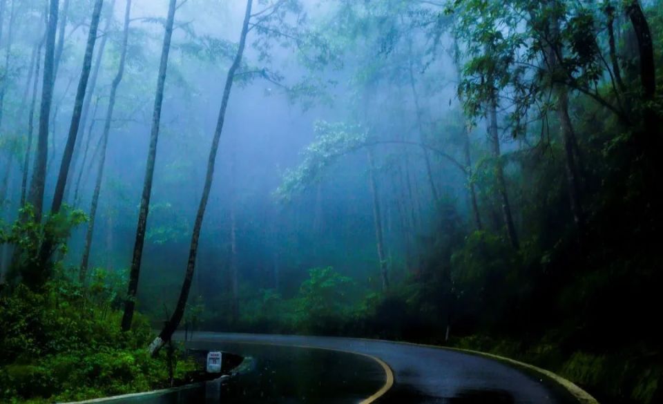 雾里的腾冲五合乡小地方