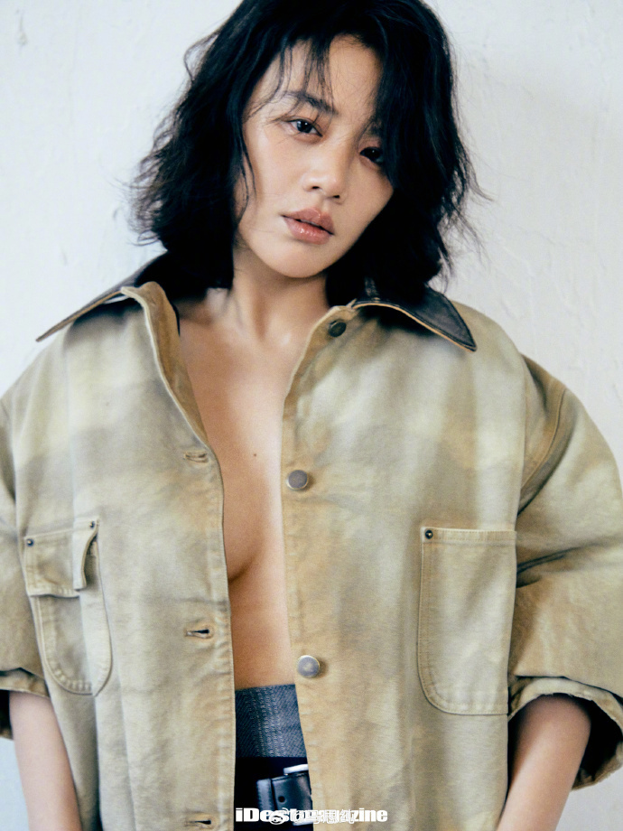 马思纯再登杂志封面,大秀窈窕身姿性感妩媚,五官精致令人心动