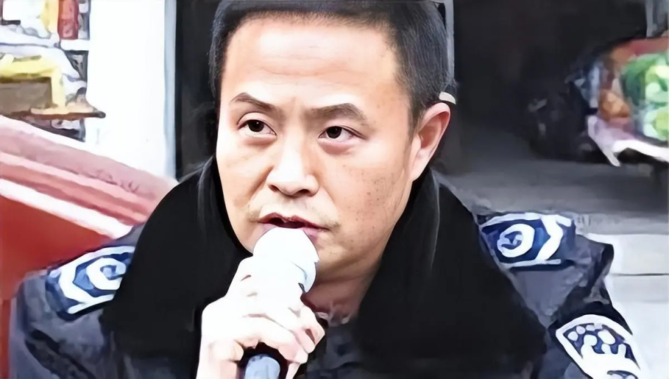 黄德坤杀的第一个人叫安坤,是凯里市中心区大十字派出所的副所长,也是