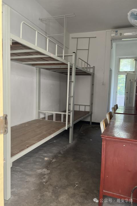 她对自己的生活环境也有一定要求,宿舍没有衣柜就购置整理箱进行衣物