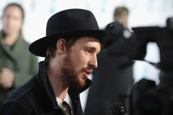 拍摄比莉·艾利什演出现场而获得格莱美奖提名的英国导演萨姆·伦奇