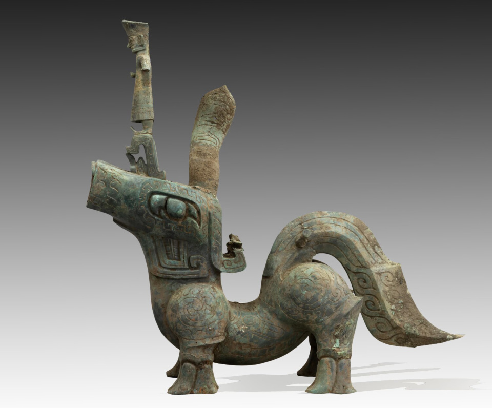 更有一件挤满了人的青铜镂空基座基座高约90厘米,底部约40厘米见方有