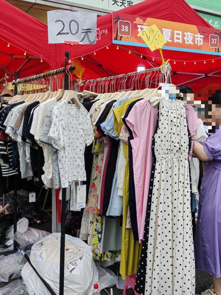 凤起路又多了个新夜市?年轻人都去那人挤人了,一杯奶茶钱就能买衣服