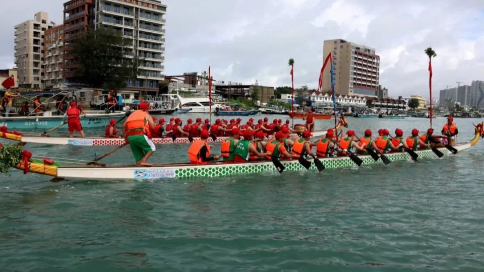 海上龙舟竞渡庆端午 惠东港口新村龙舟赛挥桨开赛