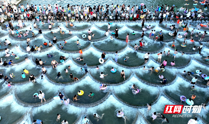 组图 | 苗乡夏日享清凉!麻阳网红 "鱼鳞坝"引客至