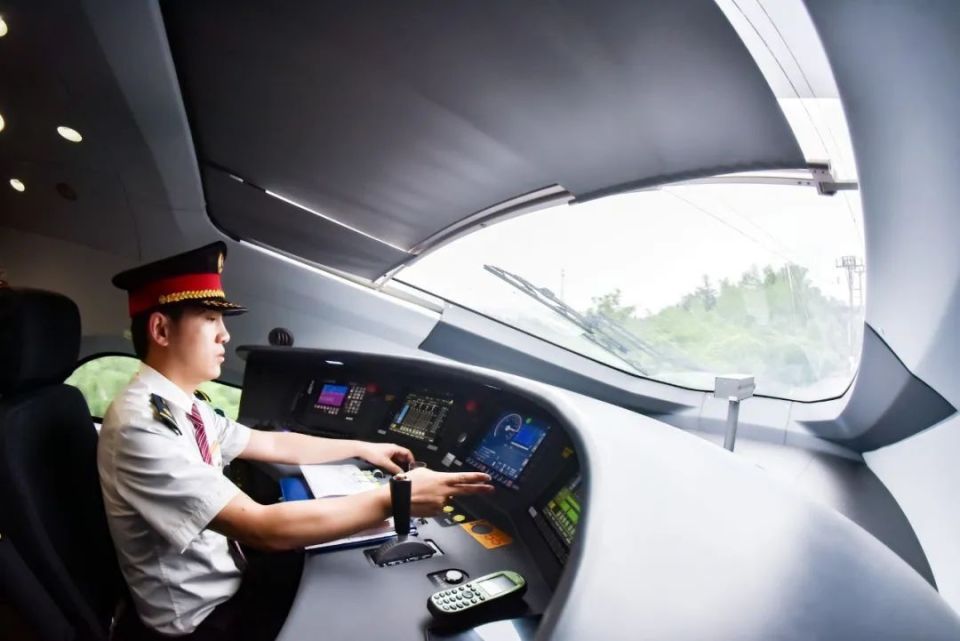 可以驾驶动车组列车和普速线路的电力机车