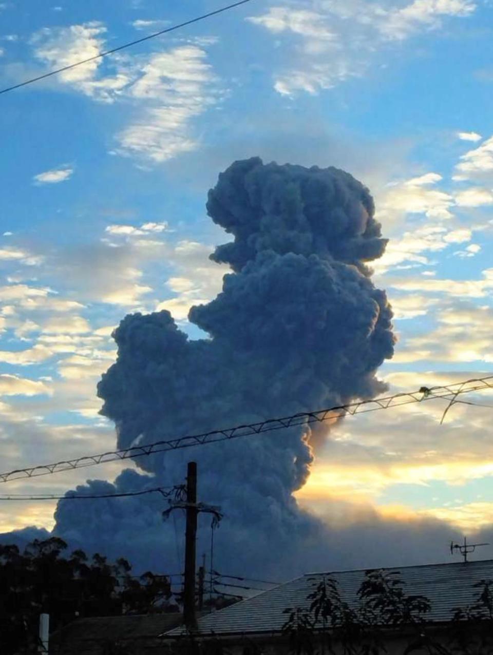 视频丨日本樱岛南岳山顶火山口发生喷发 灰柱高度达3400米