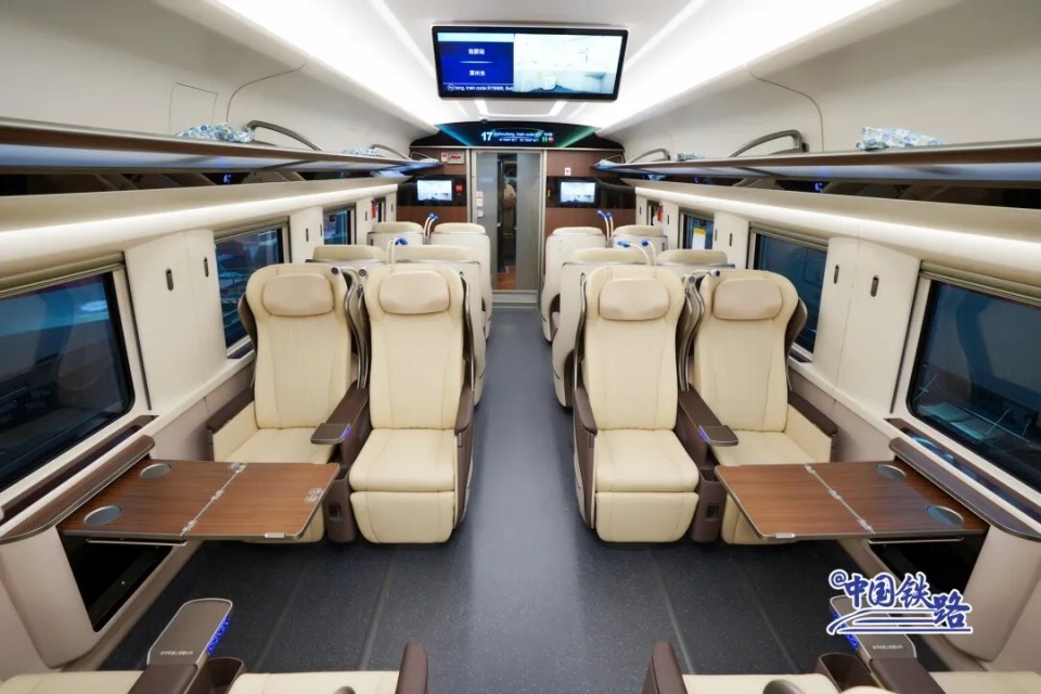组技术提升版列车,通过采用轻量化,降噪等技术和设备集成,布局优化