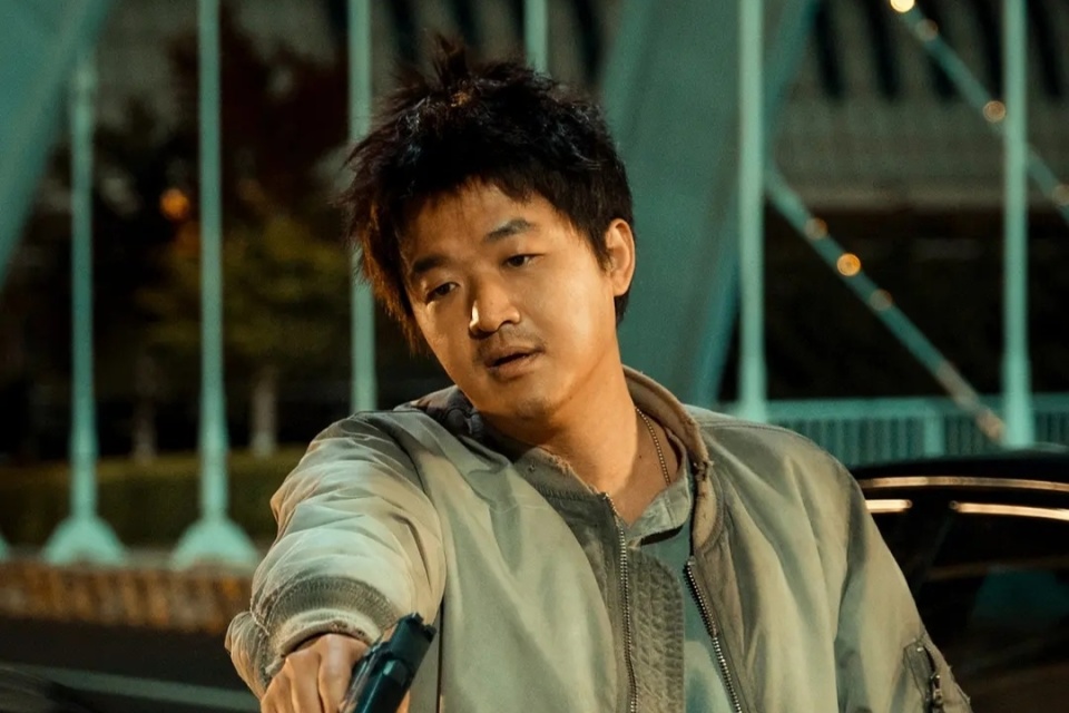 从早期的演员身份,到后来的导演尝试,包贝尔在影视圈中摸爬滚打,不断