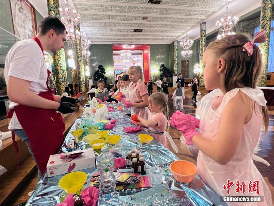 中俄小朋友做客中国驻俄使馆共度儿童节