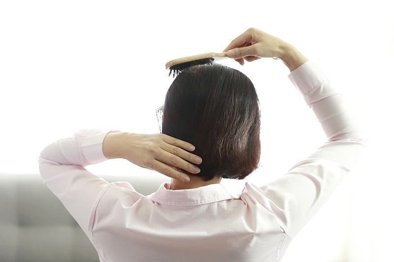 怎样梳头才健康?学会这几招,掌握发量密码!_腾讯新闻