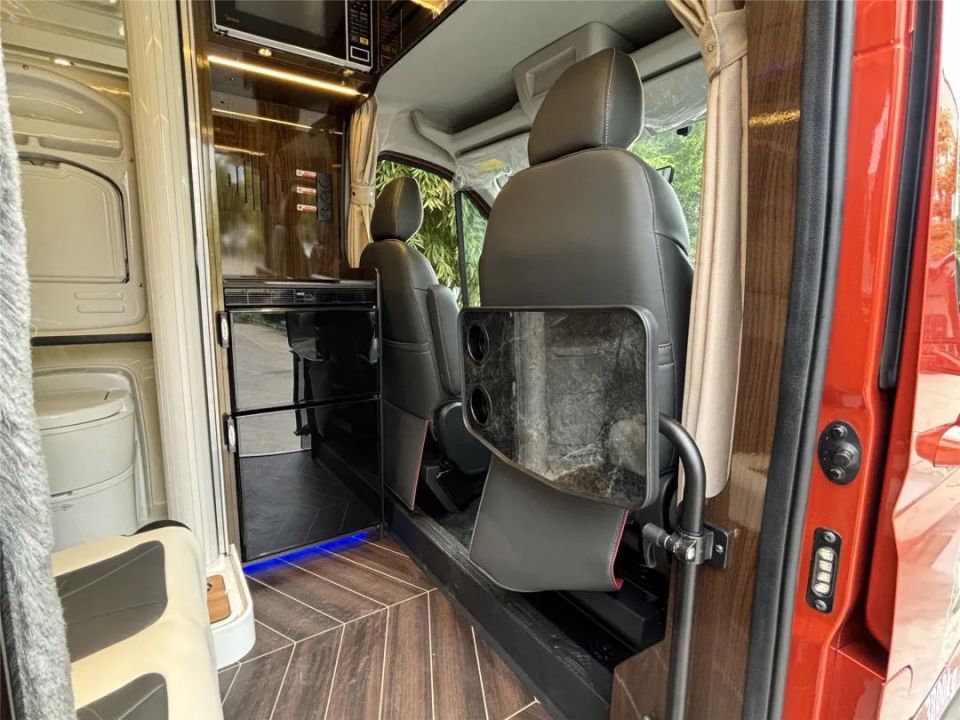 这款房车的设计太惊艳了,5米的车长居然有2张床,厨房和卫生间一样不少