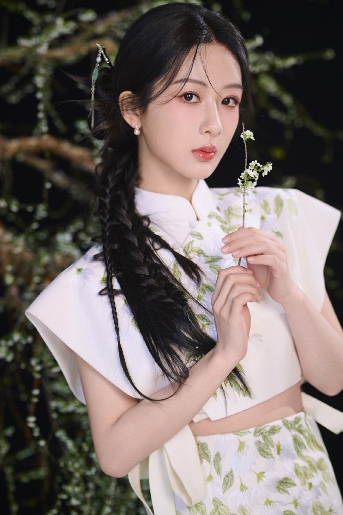 看到如今的杨紫也依旧如此的迷人,而且身材和颜值也依旧在线,也期待着