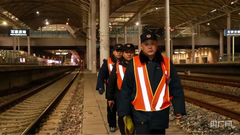 新春走基层｜日行三万步争分夺秒 穿梭站台间为列车“解渴”_腾讯新闻