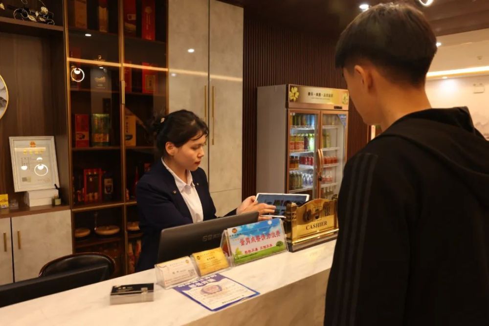 随着婚礼旺季的到来,博乐市鸿丰酒店婚宴酒席的预订档期已排满.