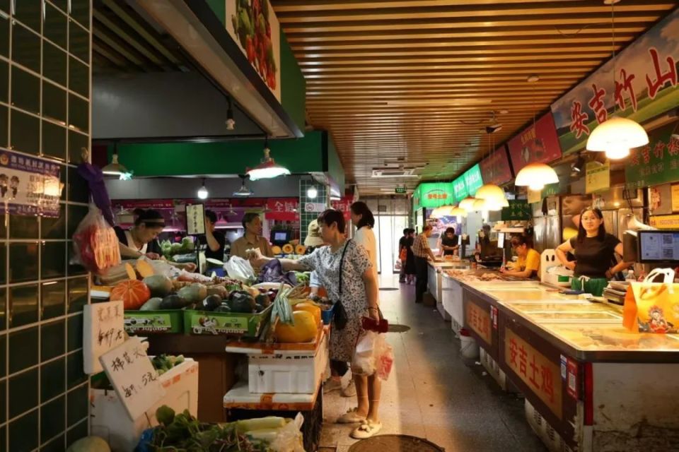 粢饭团、锅贴、羌饼……地道小吃，上海滋味！来这个早市，开启元气满满的一天！_腾讯新闻