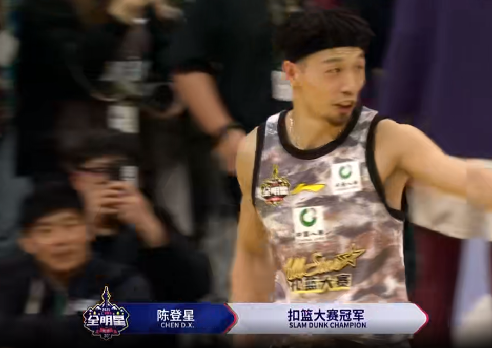恨铁不成钢！王治郅：球员喝水休息、系鞋带都在玩手机
