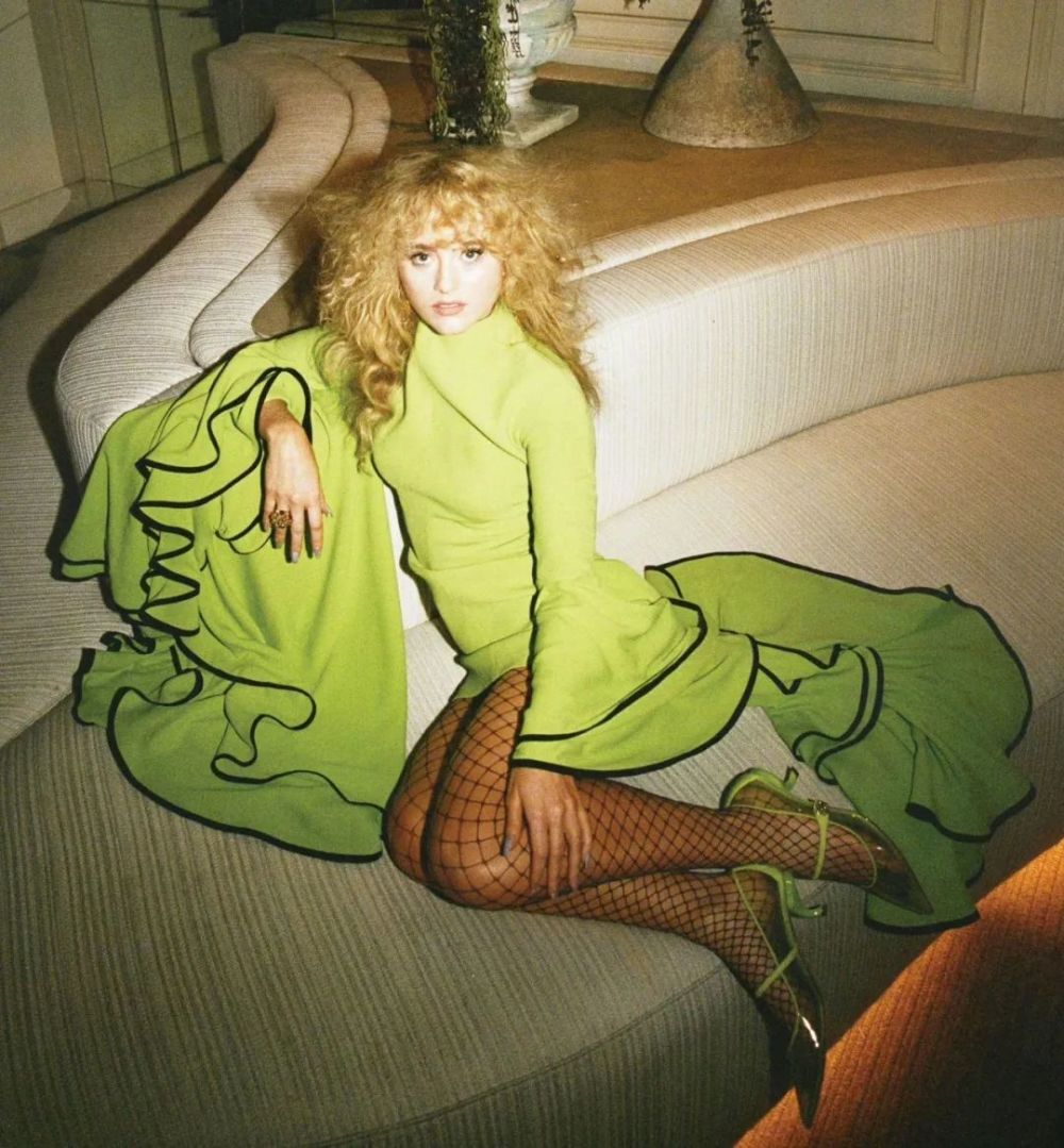 "蚁人女儿"凯瑟琳·纽顿复古杂志大片,金发大波浪可爱娃娃脸_腾讯新闻