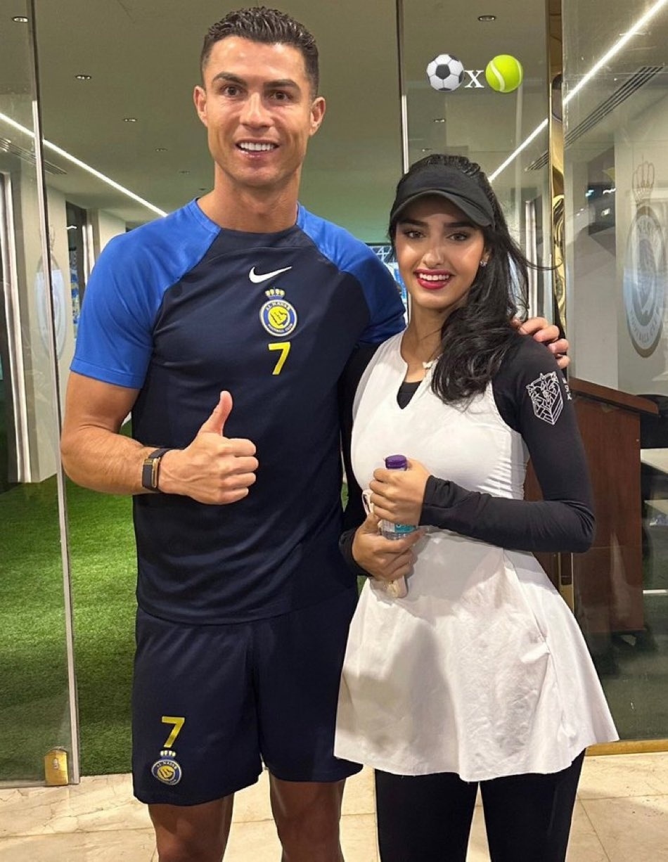 沙特首位女性网球运动员雅拉观战利雅得胜利与c罗合影