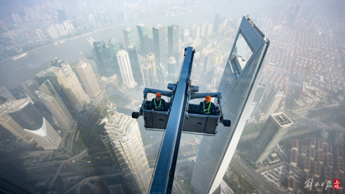 在冬日600米高空擦窗他们最懂高处不胜寒