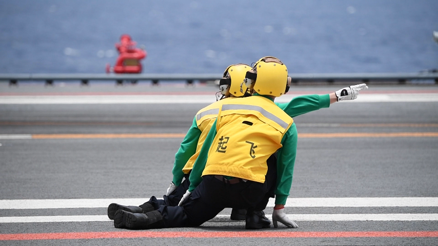 起飞是一个很复杂的流程手势的背后更有不同的意思看航母上的这些手势