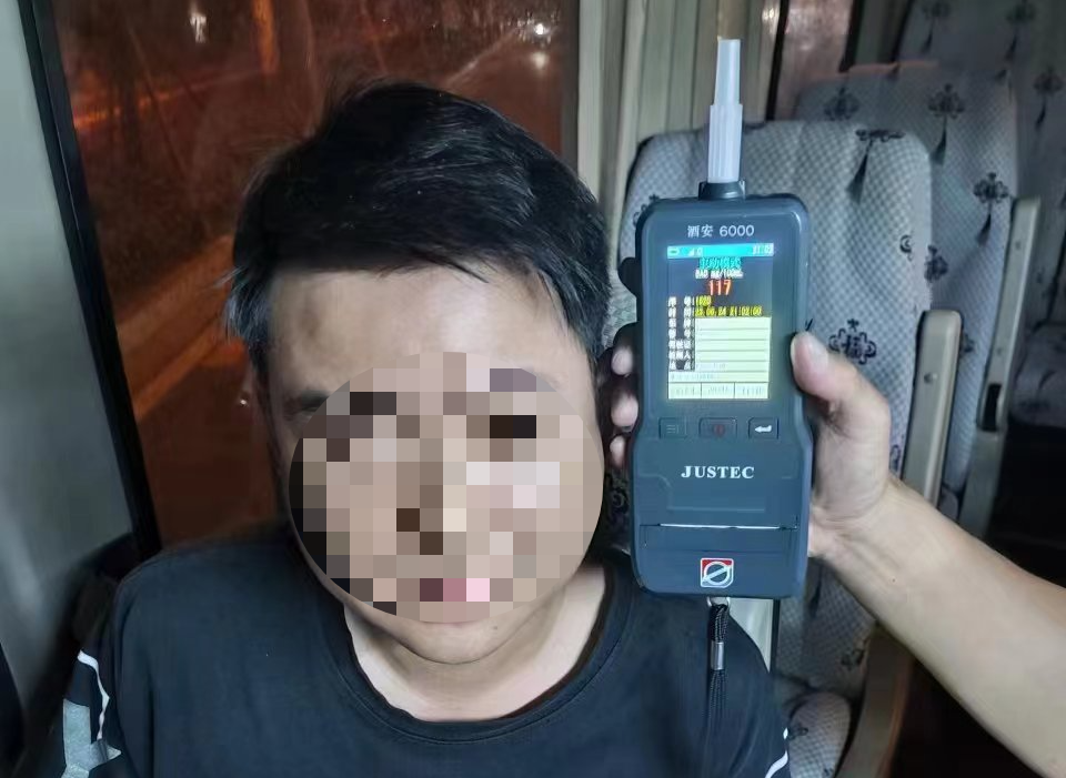 酒精含量:117mg/100ml身份证号码:420802xxxxxxxx0335姓名:叶绍清10本