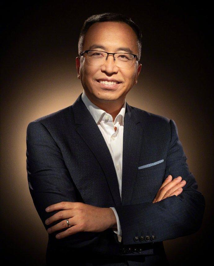 赵明晒出荣耀200 pro人像自拍 网友锐评:钱真好骗