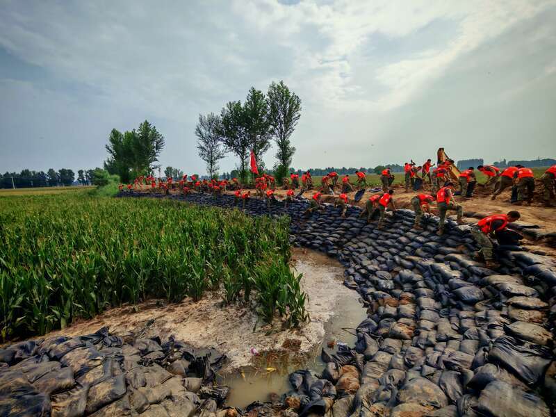 第79集团军某旅270余名官兵驰援抗洪一线