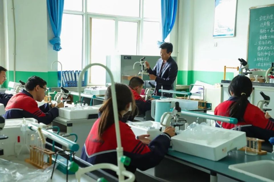 通渭二中高三学生姚懿轩说:"姚老师更像是我们的朋友,教学中经常让