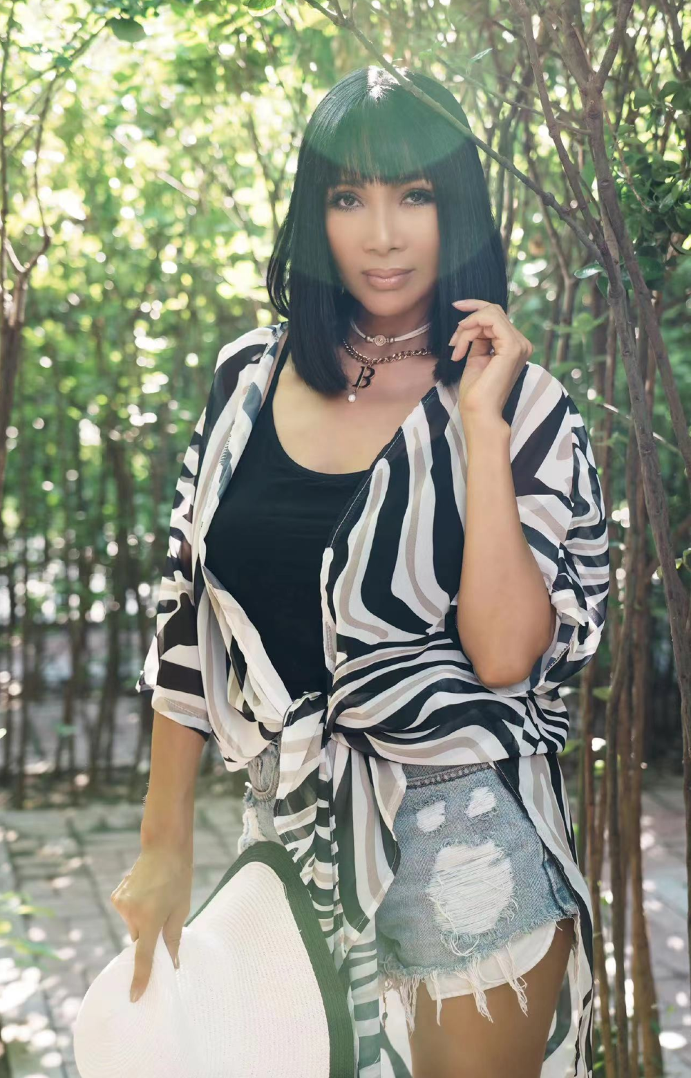 抗癌歌手张咪现身协和,身上留置管长达3年,疼得眯眼自称是英雄_腾讯