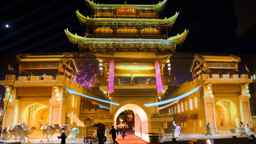 甘肃嘉峪关开启"夜游"模式