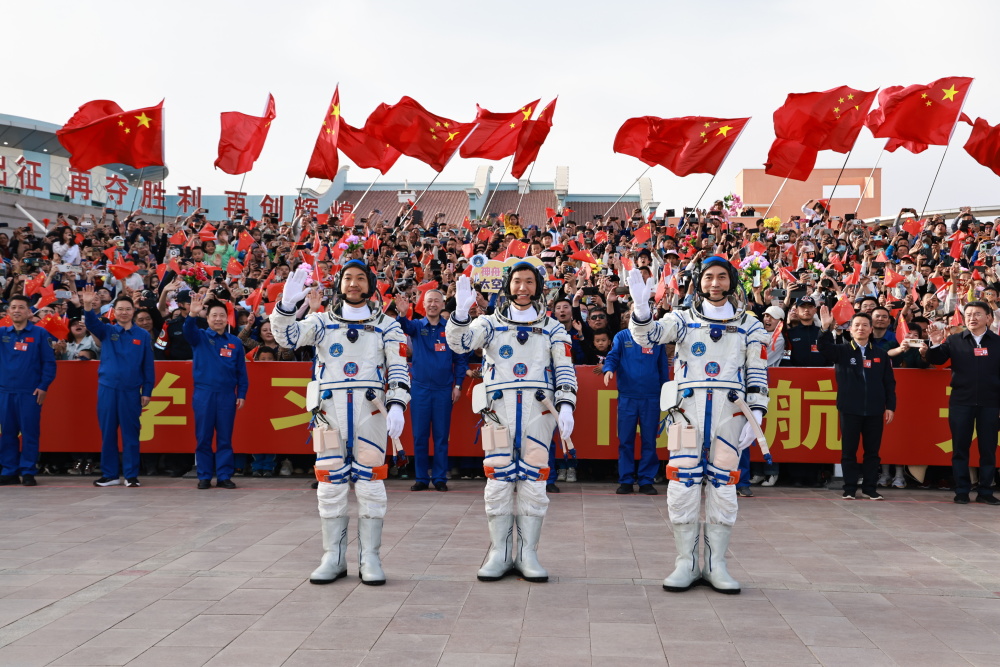 神舟十八号航天员乘组出征仪式在酒泉卫星发射中心举行