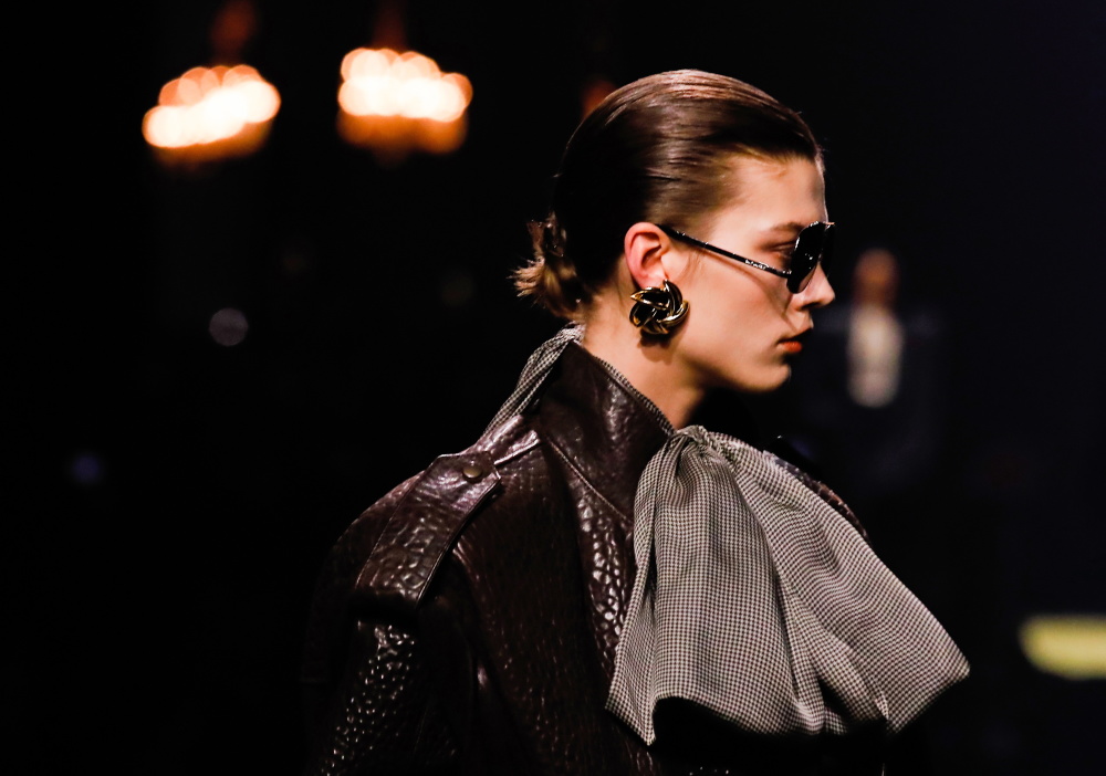 2月28日,模特在法国巴黎时装周上展示圣罗兰品牌的2023-2024秋冬新款