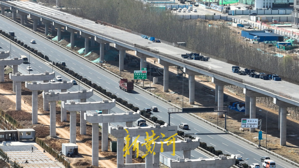 京台高速拓宽进行中,为保桥下交通顺畅,架高桥梁跨越河道和立交桥 | a
