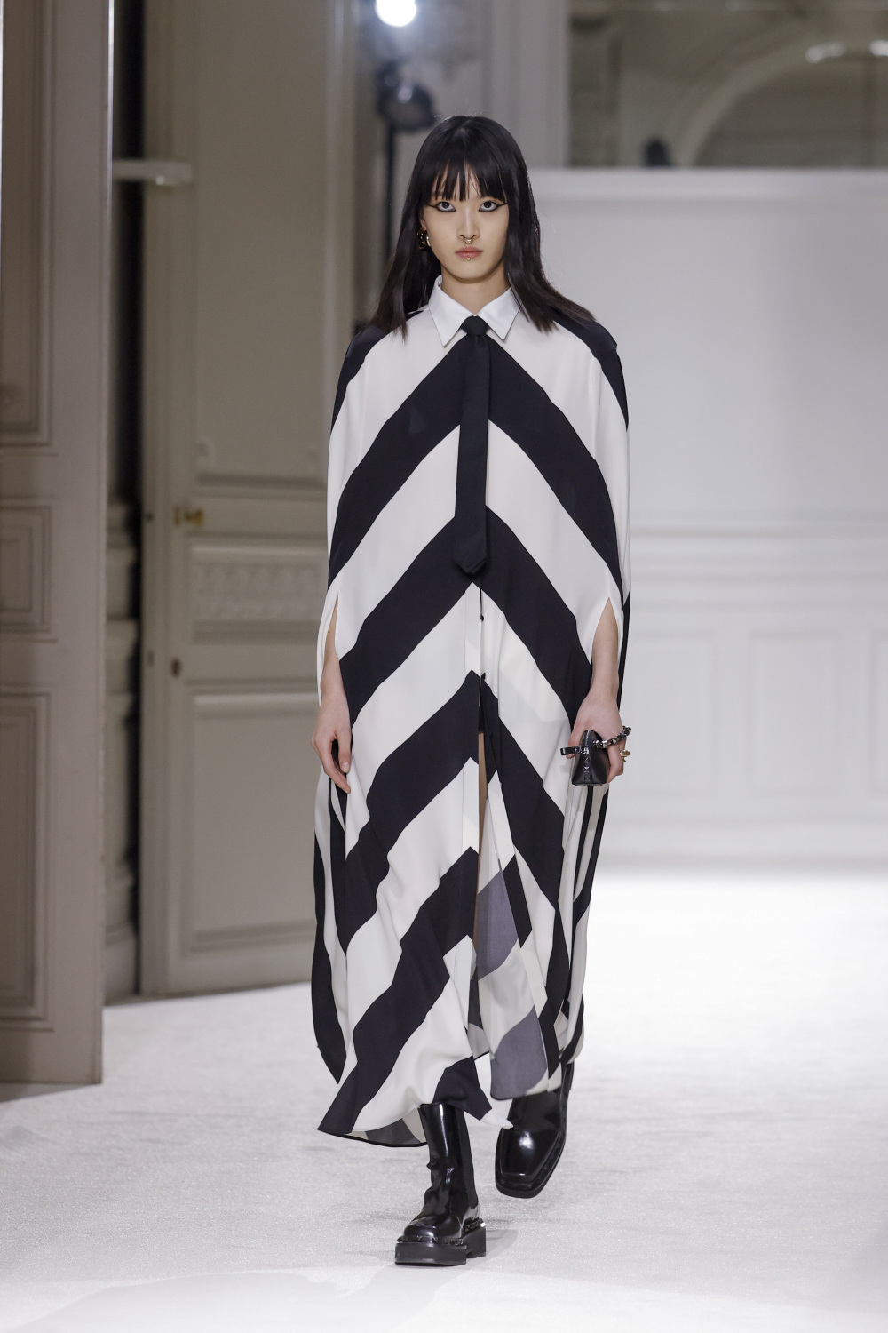 模特在法国巴黎时装周上展示华伦天奴品牌的2023