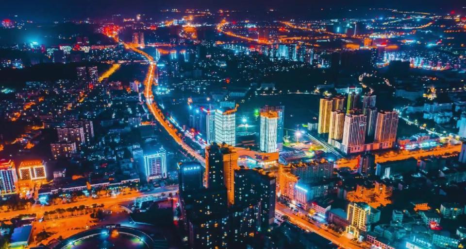 咸宁市夜景22时13分,在咸宁火车站外,随着人流走出站台的朱女士找到