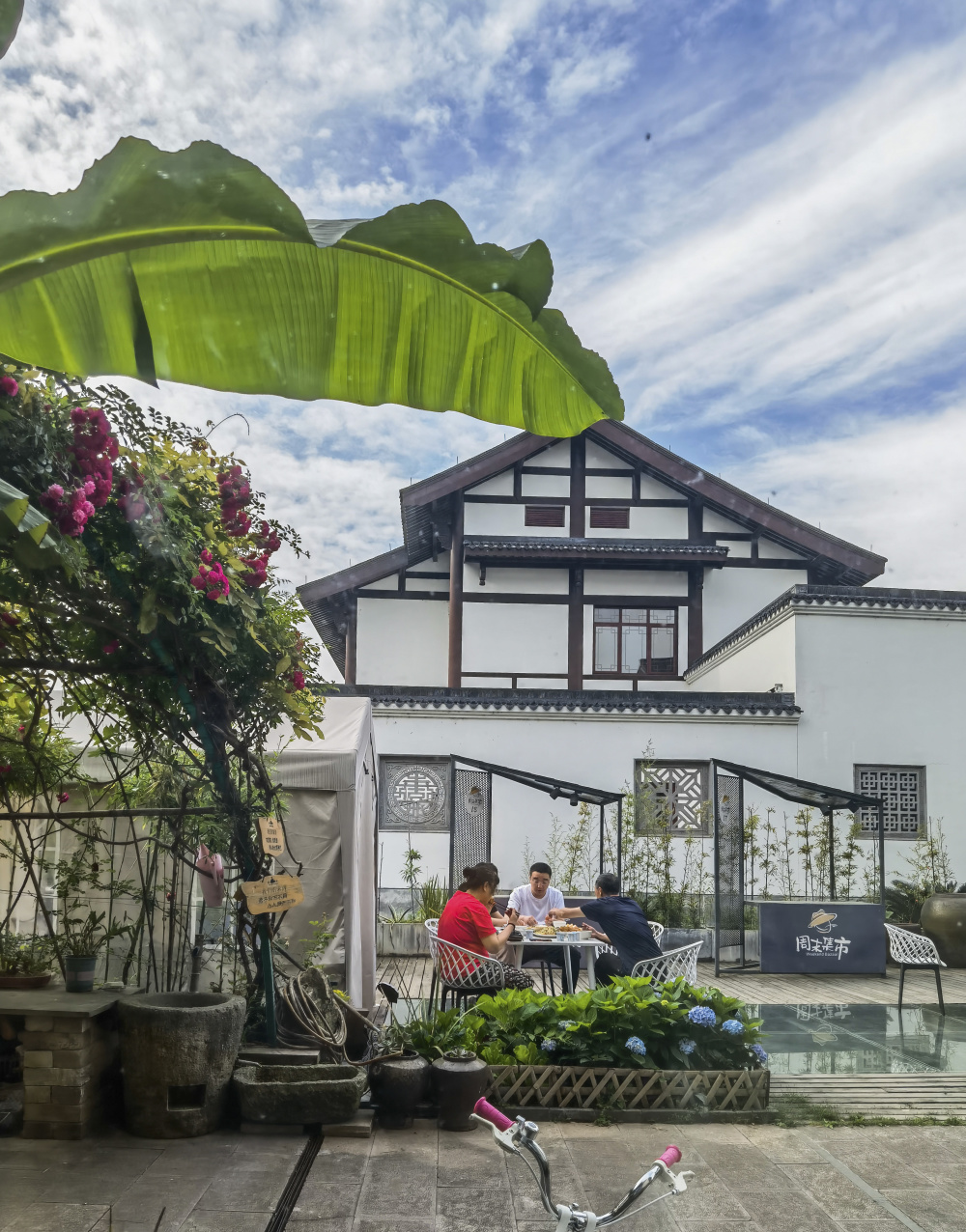 5月16日,在天台县赤城街道塔后村的民宿里,游客在吃早餐.