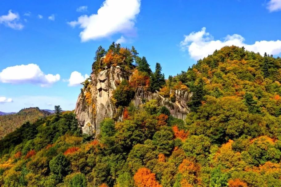 图|桃山悬羊峰景区据地质学家考证,悬羊峰生成于古生代末期,山形地貌