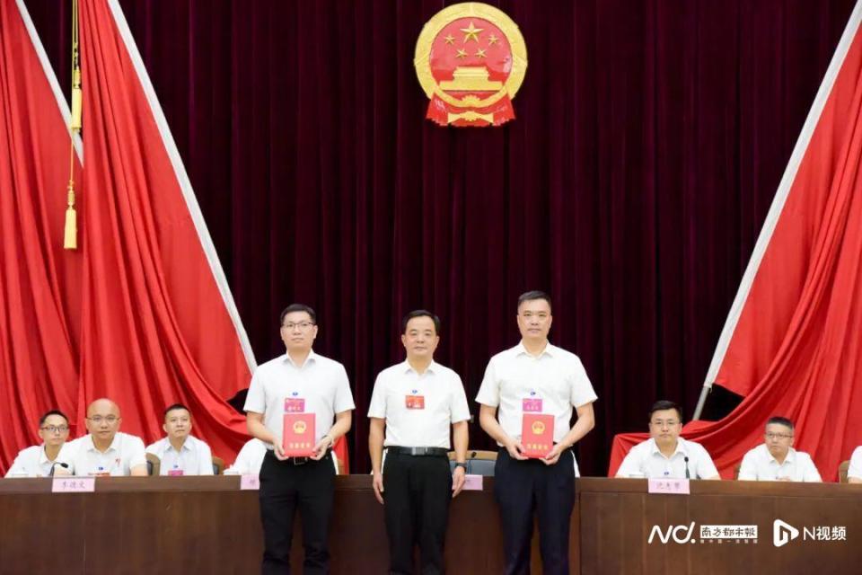 罗深明、张家俊当选东莞市清溪镇副镇长_腾讯新闻