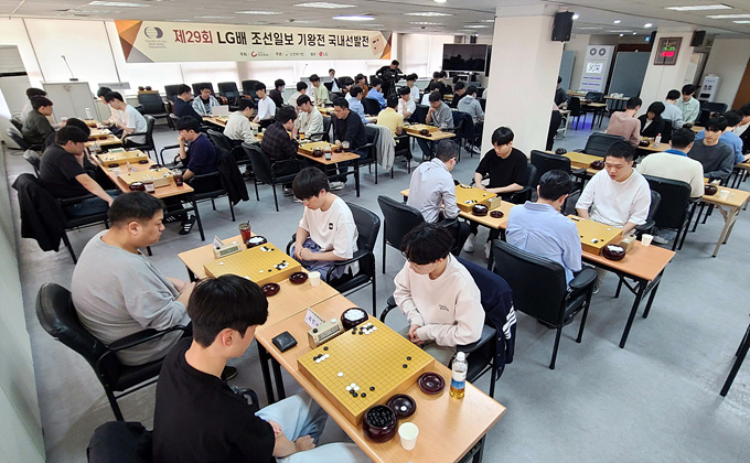 坊战挑战者决定战 芝野虎丸 负 余正麒,关西棋院时隔62年次挑战本因坊