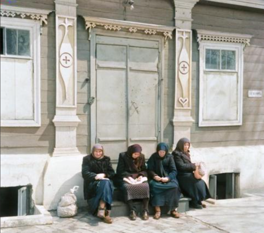照片拍摄于上世纪60年代,基辅的居民坐在城市街道上一所房子的台阶上