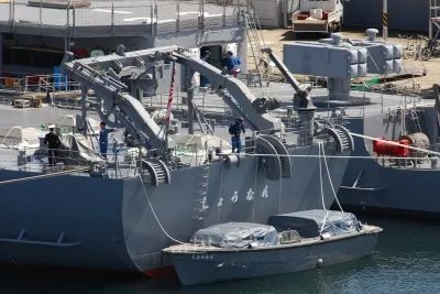 放下一艘内火艇(舰载工作艇)系靠在舰尾,以供特定需求