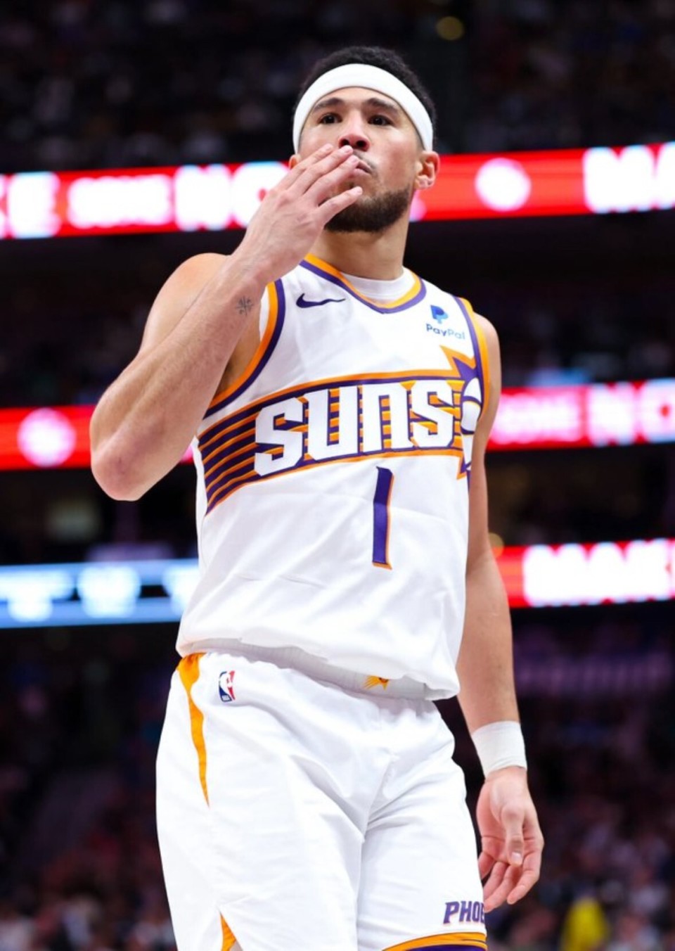 布克第一节14投10中爆砍29分