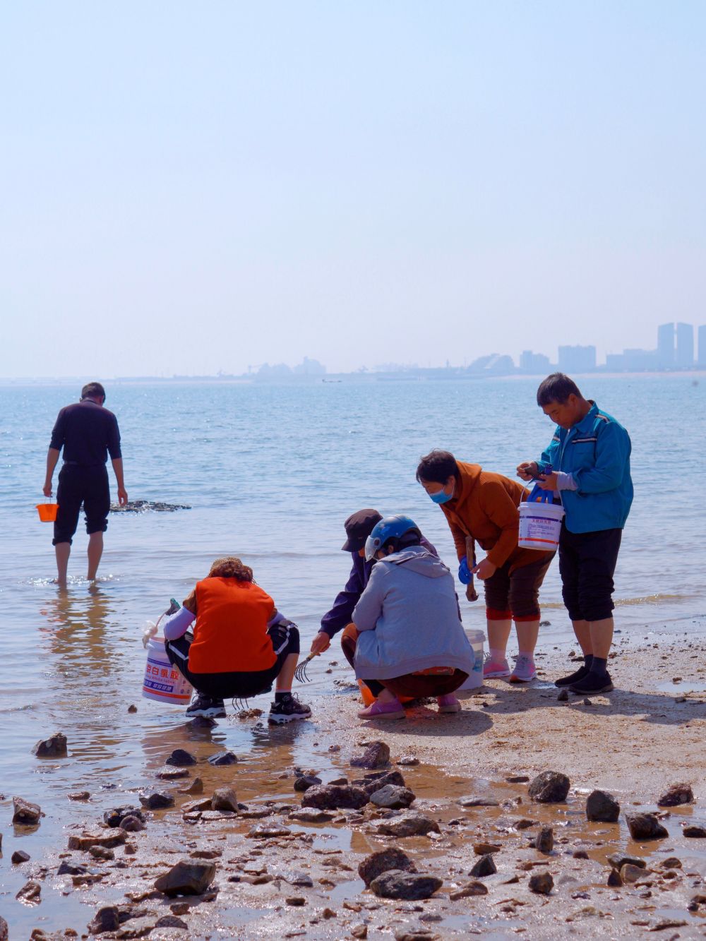 日照赶海,周末放假游新体验_腾讯新闻